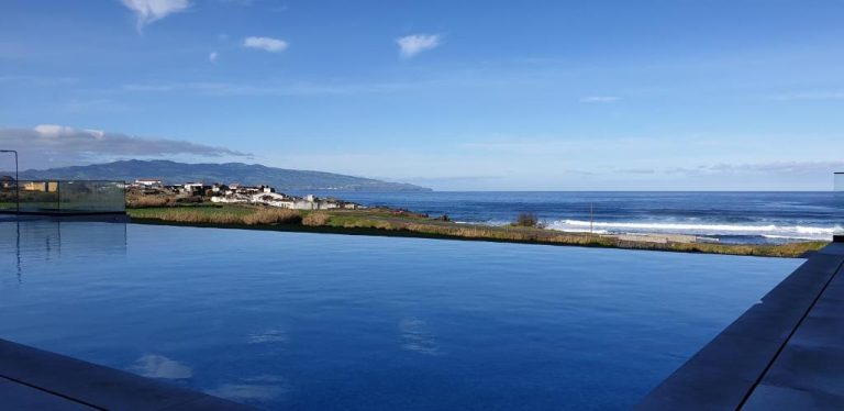 Piscina infinita con vistas al mar y montañas del Hotel Verde Mar & SPA en las Azores