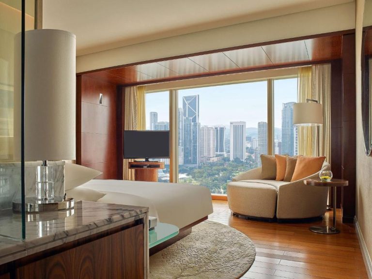 Habitación de lujo con cama doble y vistas panorámicas al skyline en Grand Hyatt Kuala Lumpur