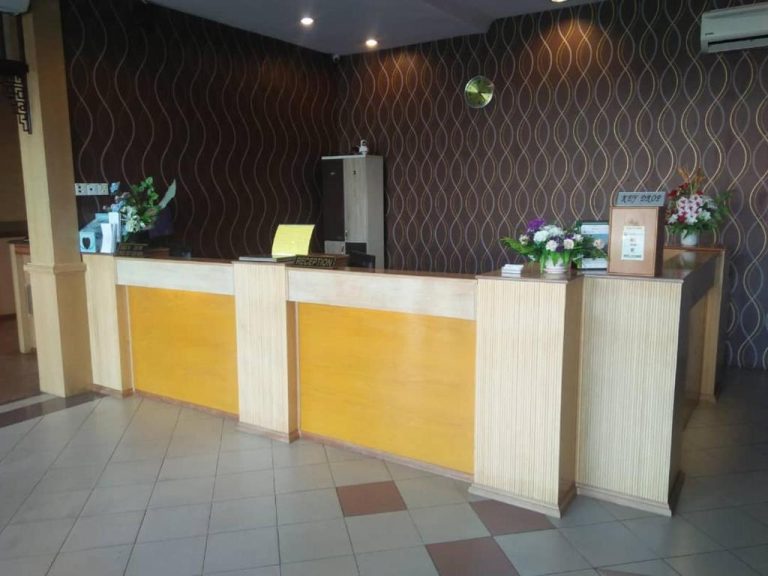 Recepción principal del Mayres Hotel con mostrador de madera y zona de key drop para huéspedes