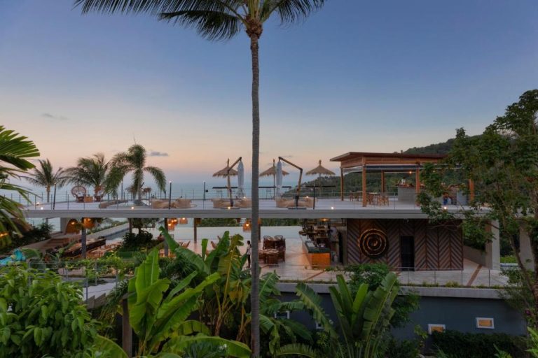 Terraza con piscina infinita y vistas al mar al atardecer en Kapuhala Koh Samui Vegan Boutique Hotel