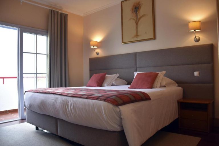 Habitación doble con cama matrimonial y cabecero tapizado en Hotel O Colmo