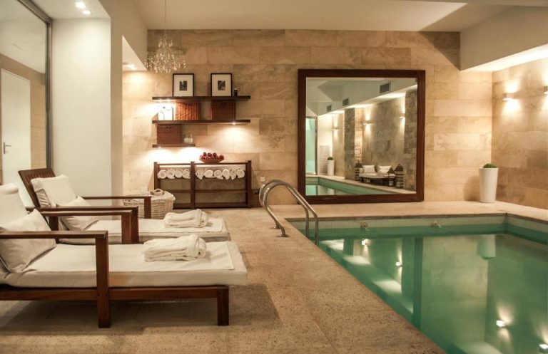 Piscina interior climatizada con tumbonas y zona de relax del Awwa Suites & Spa
