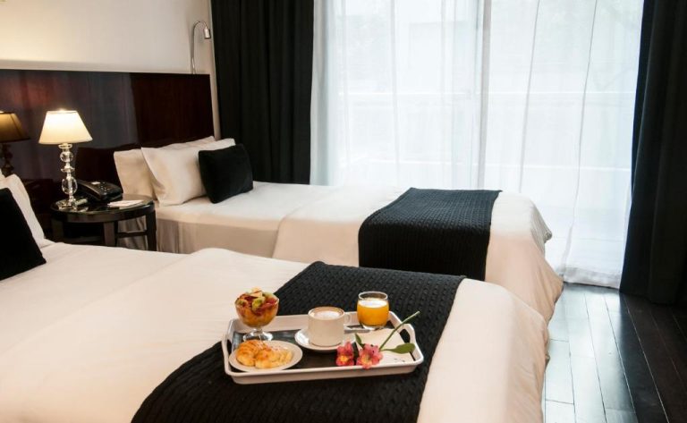 Habitación doble con servicio de desayuno en bandeja en Awwa Suites & Spa