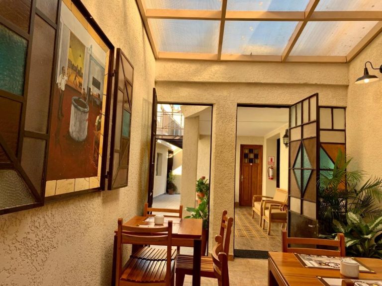 Salón comedor con tragaluz y arte en paredes del Hotel Boutique FK Paso de los Toros