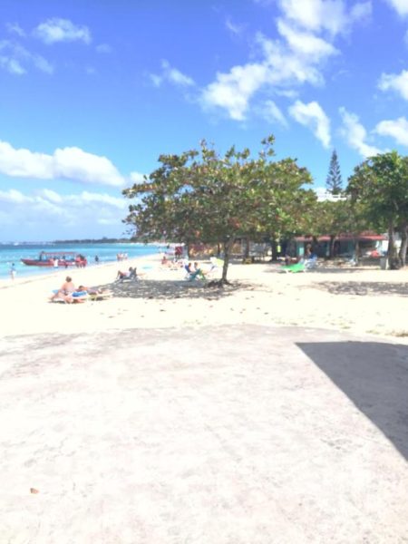 Playa de arena blanca con tumbonas y palmeras del Negril Beach Club Condos en Jamaica