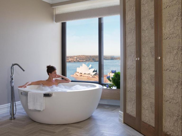 Bañera de lujo con vistas a la Ópera de Sídney en el Four Seasons Hotel Sydney