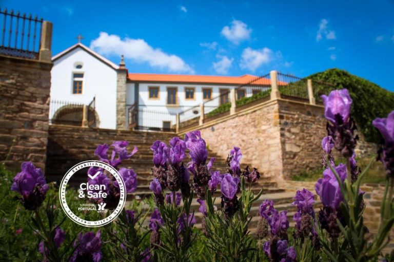 Fachada exterior del Convento Da Serta Hotel con jardín de lavanda y escalinata de piedra