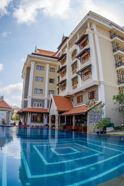 Piscina exterior de lujo con arquitectura khmer del Kampong Thom Palace Hotel en Camboya