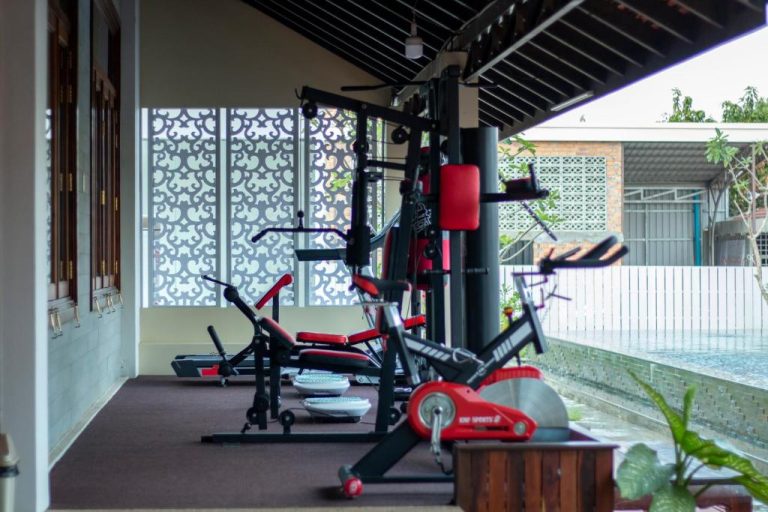 Gimnasio al aire libre con máquinas de musculación y bicicleta estática en Kampong Thom Palace Hotel