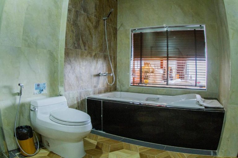 Baño privado con bañera de hidromasaje y ducha en Kampong Thom Palace Hotel