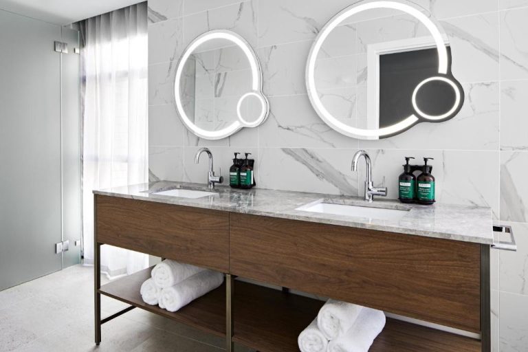 Baño doble con encimera de mármol y espejos LED en Crowne Plaza Sydney Darling Harbour