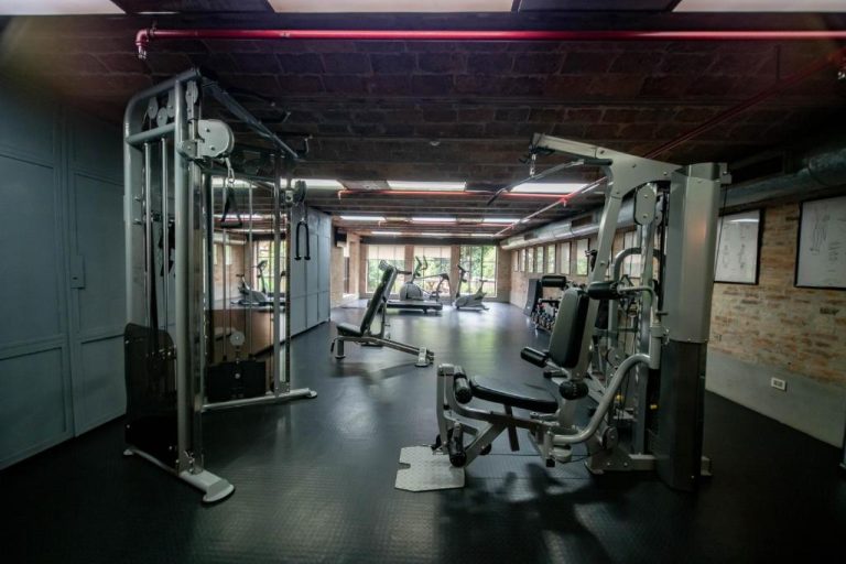 Gimnasio completamente equipado con máquinas de musculación y cardio en el Factoria Hotel