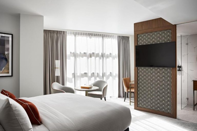 Habitación deluxe con cama king y televisor del Crowne Plaza Sydney Darling Harbour by IHG