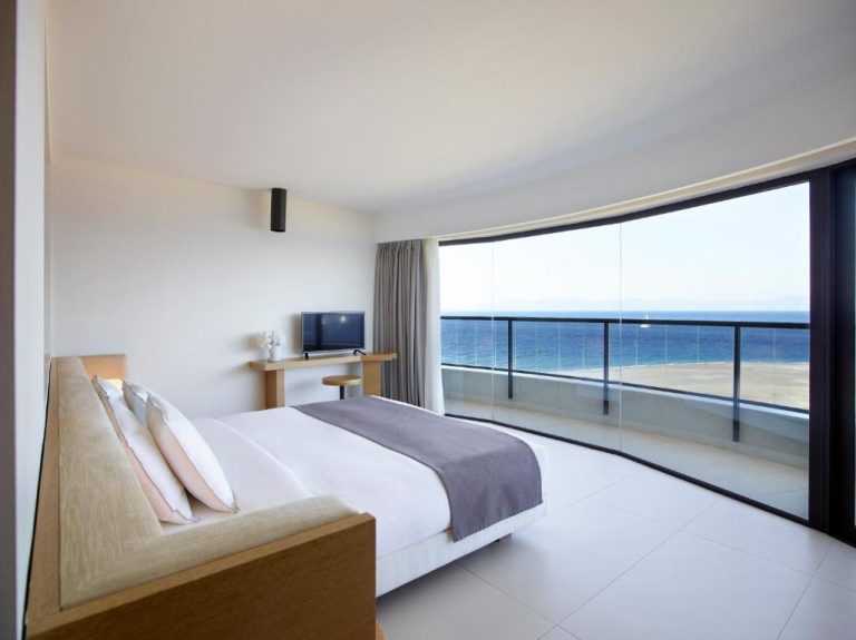 Habitación doble con cama king y amplia terraza con vistas al mar en Cactus Hotel Adults Only