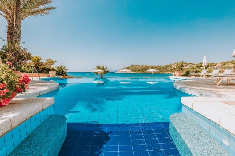Piscina infinita con vistas al mar turquesa del Hotel La Bitta Bovis Hotels en Cerdeña