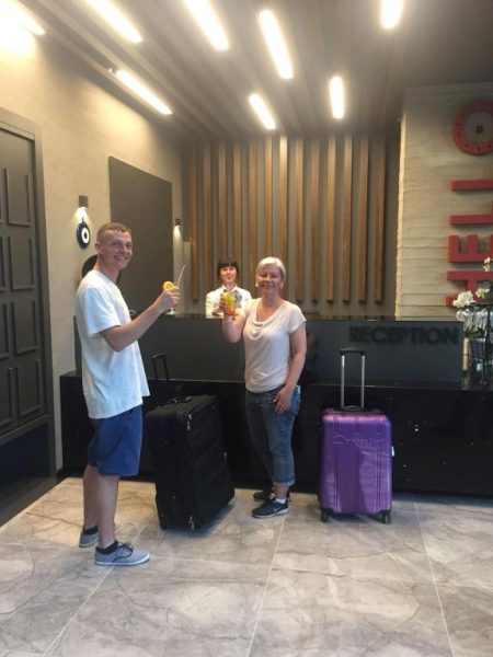 Pareja siendo recibida con cócteles de bienvenida en la recepción del Ramira City Hotel Adult Only
