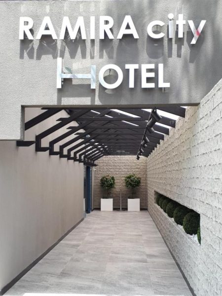 Entrada principal con pérgola moderna y jardines del Ramira City Hotel Adult Only en Kemer