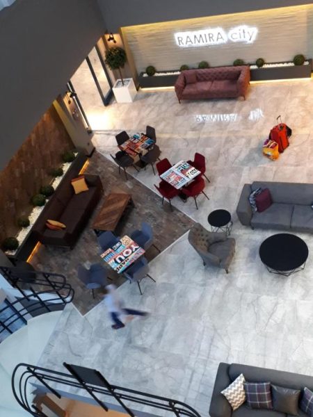 Lobby moderno con zona de descanso y cafetería del Ramira City Hotel Adult Only en Turquía