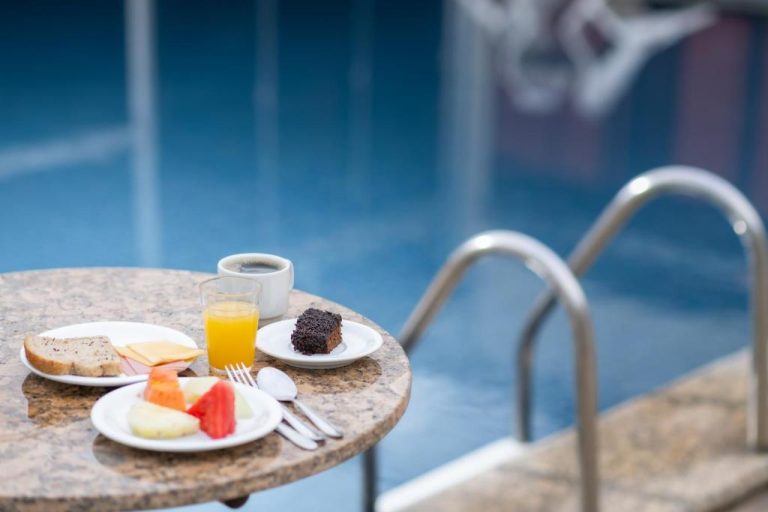 Desayuno junto a la piscina del Rede Andrade Cecomtur con zumo, café, frutas y pastel