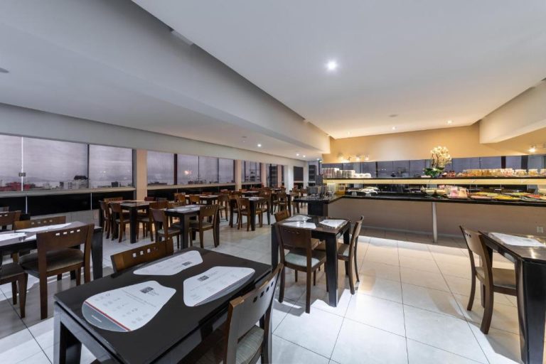 Restaurante buffet del Rede Andrade Cecomtur con mesas de madera y amplia zona de servicio