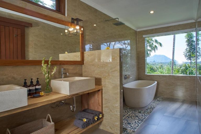 Baño de lujo con bañera exenta y ducha de lluvia con vistas a la naturaleza en Palmterrace