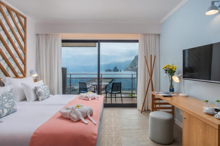 Habitación doble con vista al mar y balcón en el hotel Aqua Natura Bay, con cama y TV