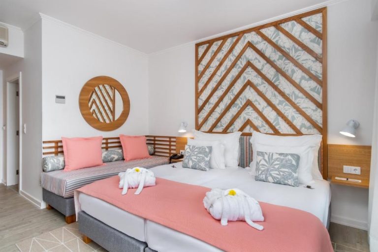 Habitación doble con decoración tropical y toallas decoradas en el hotel Aqua Natura Bay