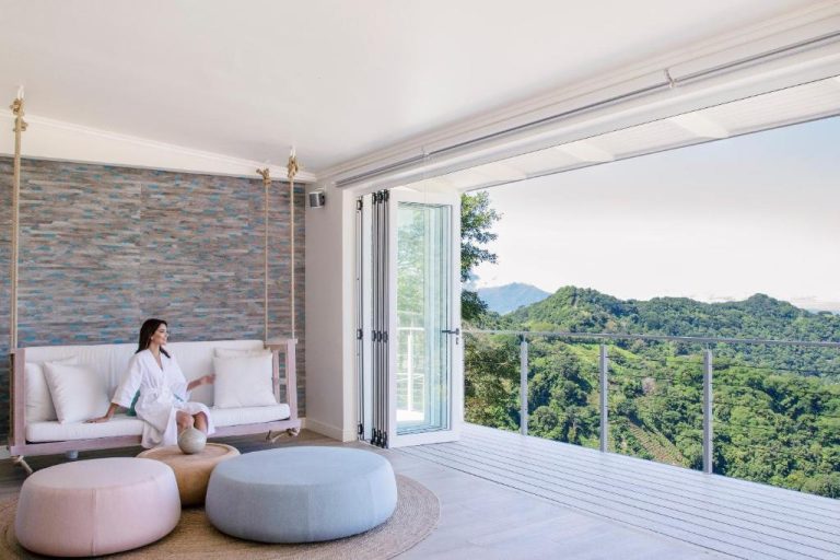 Suite con sofá colgante y vistas panorámicas a la montaña en The Retreat Costa Rica Wellness Resort & Spa