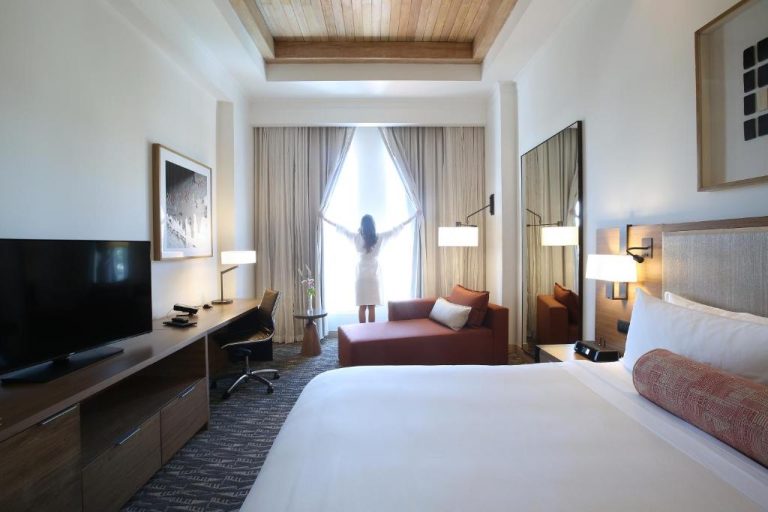 Habitación deluxe con cama king y ventanal panorámico en InterContinental Tegucigalda at Multiplaza Mall