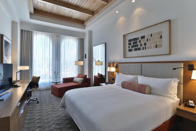 Habitación king deluxe con cama doble y zona de estar del InterContinental Tegucigalpa at Multiplaza Mall