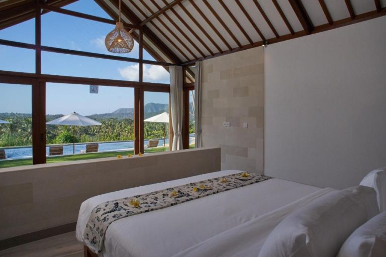 Habitación con cama doble y vistas a la piscina infinita y montañas en Hotel Palmterrace Bali