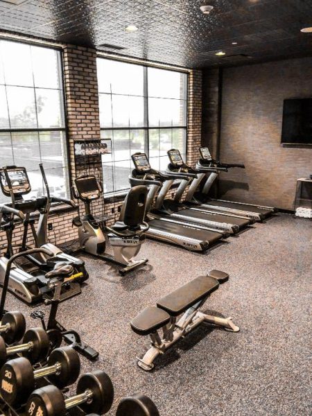 Gimnasio completamente equipado con cintas de correr y pesas en el Ironworks Hotel Indy