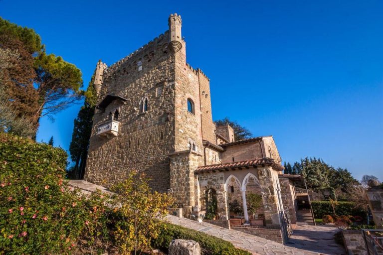 Fachada exterior medieval con torre y jardines del TH Perugia Castello di Monterone en Umbría