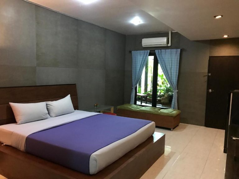 Habitación doble con cama matrimonial y aire acondicionado en el hotel Cafe'@luv22