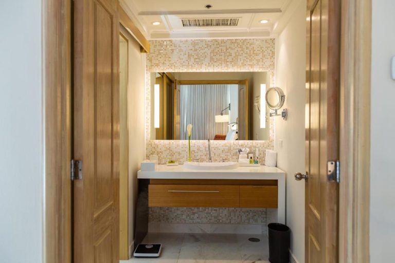 Baño moderno con lavabo empotrado y espejo iluminado en InterContinental Tegucigalpa at Multiplaza Mall