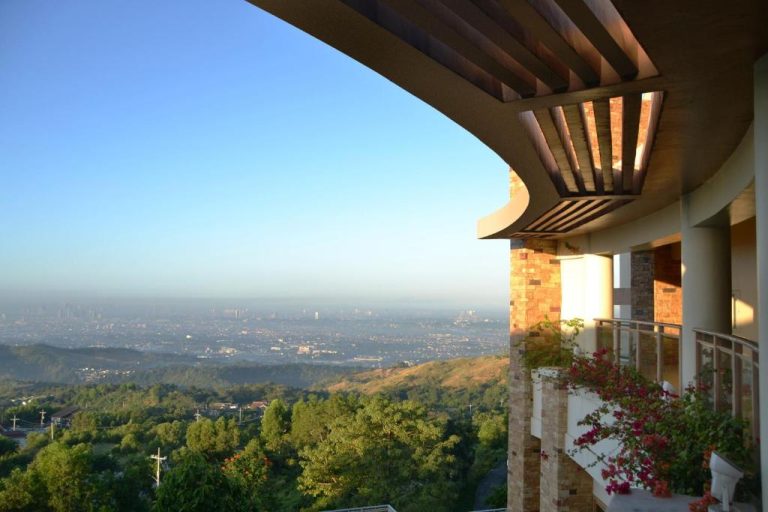 Terraza panorámica del Timberland Highlands Resort con vistas a la ciudad y jardines en las montañas
