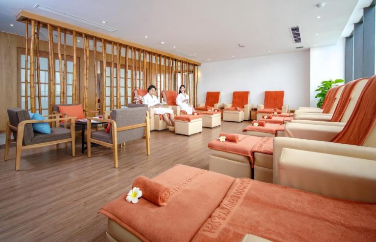 Sala de spa con sillones de pedicura y zona de relajación del G8 Luxury Hotel Da Nang