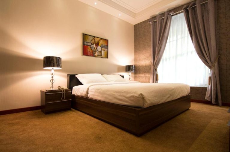 Habitación doble de lujo con cama king size y decoración elegante en Le Park Hotel