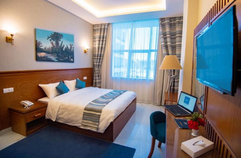 Habitación doble con cama matrimonial, escritorio y TV en el Lamar Azur Hotel