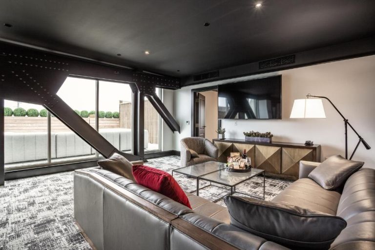 Lujosa suite con sala de estar de cuero y terraza privada en el Bottleworks Hotel