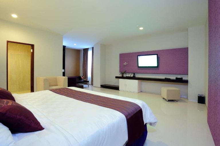 Habitación superior con cama doble y TV en pared del Lombok Plaza Hotel and Convention