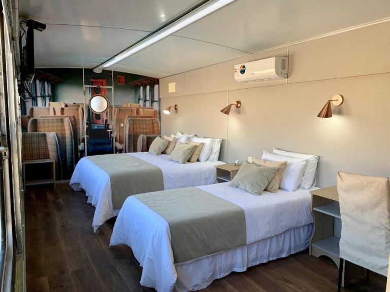 Habitación doble con decoración temática ferroviaria en Hotel FK Paso de los Toros Hotel Boutique