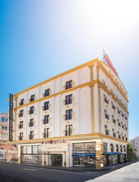 Fachada exterior del Tamara Business Otel con decoración clásica en blanco y dorado y local Rozalina