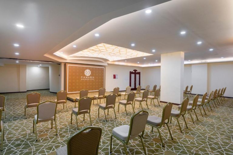 Sala de conferencias con sillas dispuestas en semicírculo en el Tamara Business Otel