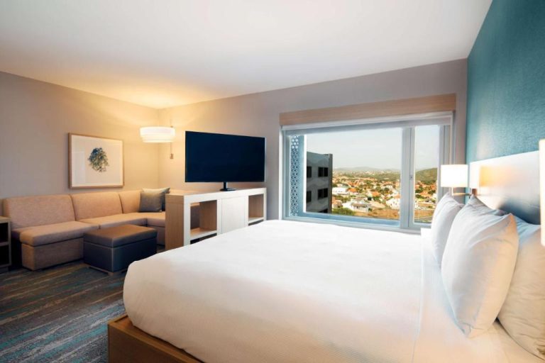Habitación king con vista panorámica a la ciudad en Hyatt Place Aruba Airport