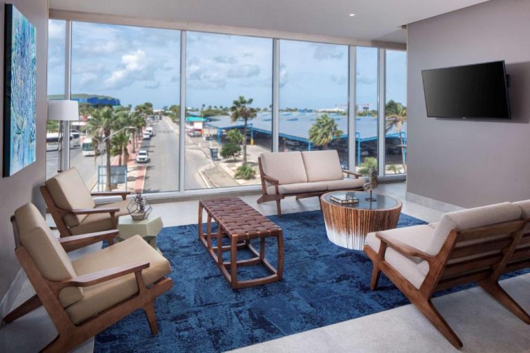 Sala de estar moderna con vista panorámica a la ciudad en Hyatt Place Aruba Airport