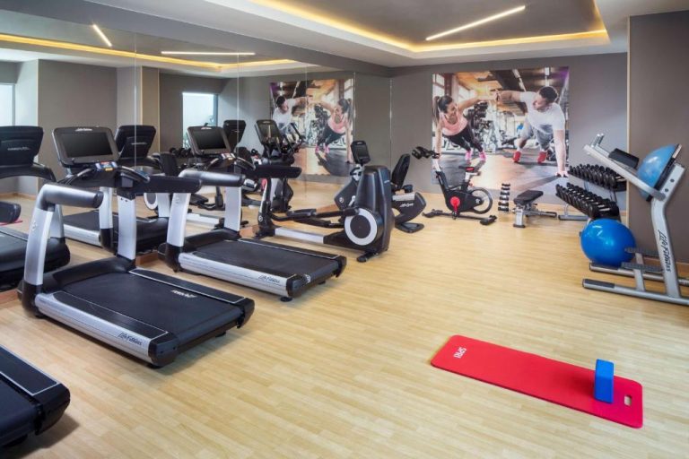 Gimnasio completamente equipado con cintas de correr y bicicletas estáticas en Hyatt Place Aruba Airport