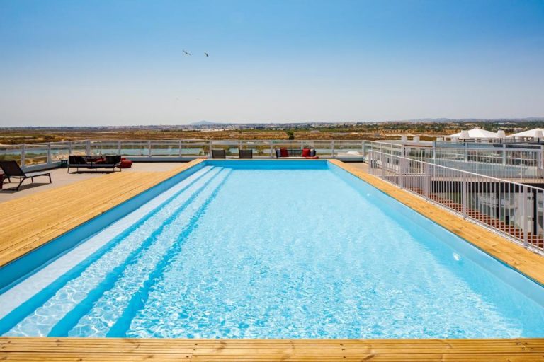 Piscina infinita en la azotea del AP Cabanas Beach & Nature con vistas panorámicas a la ría y paisaje natural