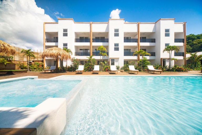 Piscina exterior con jacuzzi y tumbonas del Naboo Resort & Dive Center Adults Only rodeada de palmeras