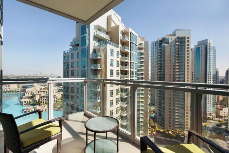 Balcón con terraza y vistas al lago y rascacielos del Ramada by Wyndham Downtown Dubai